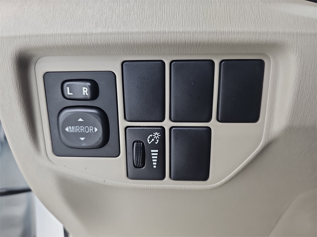 Vehicle image 32 of 45