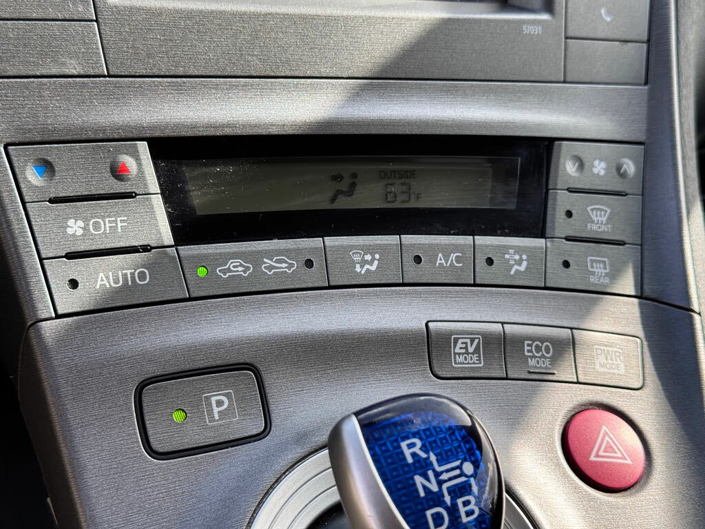 Vehicle image 25 of 32