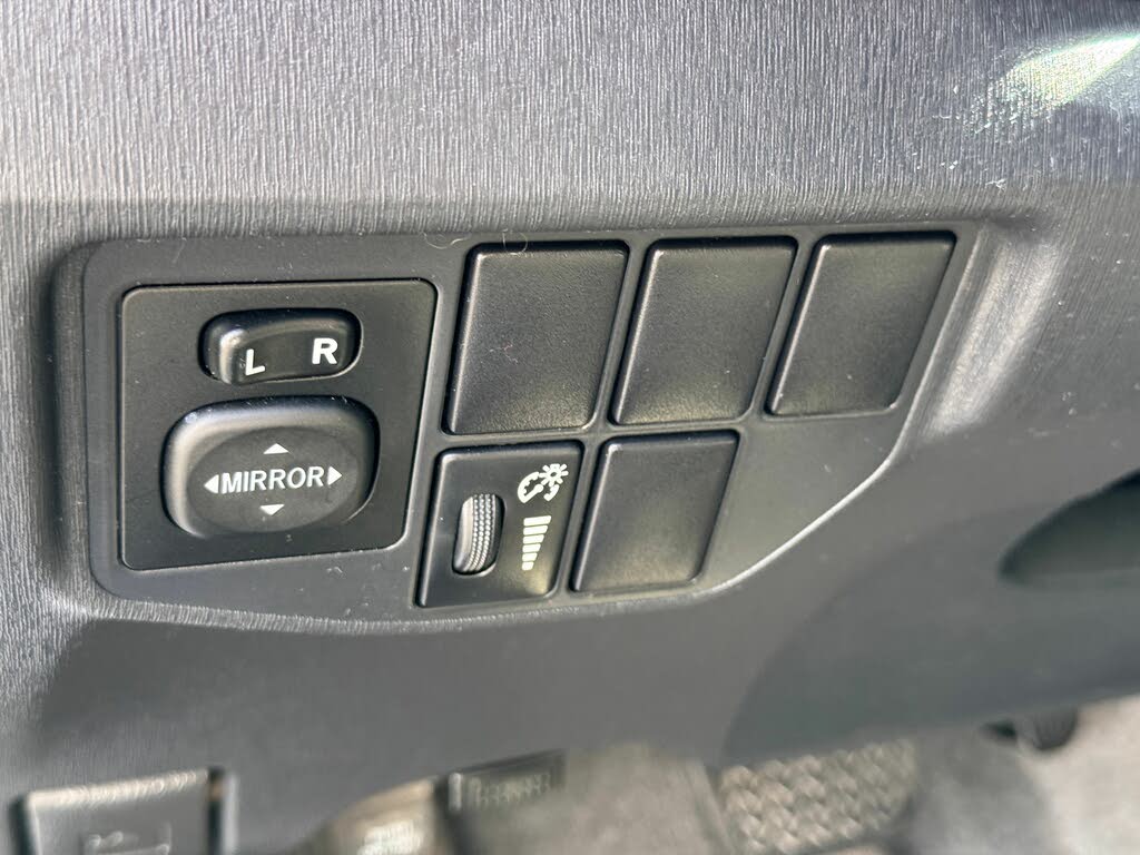 Vehicle image 22 of 32
