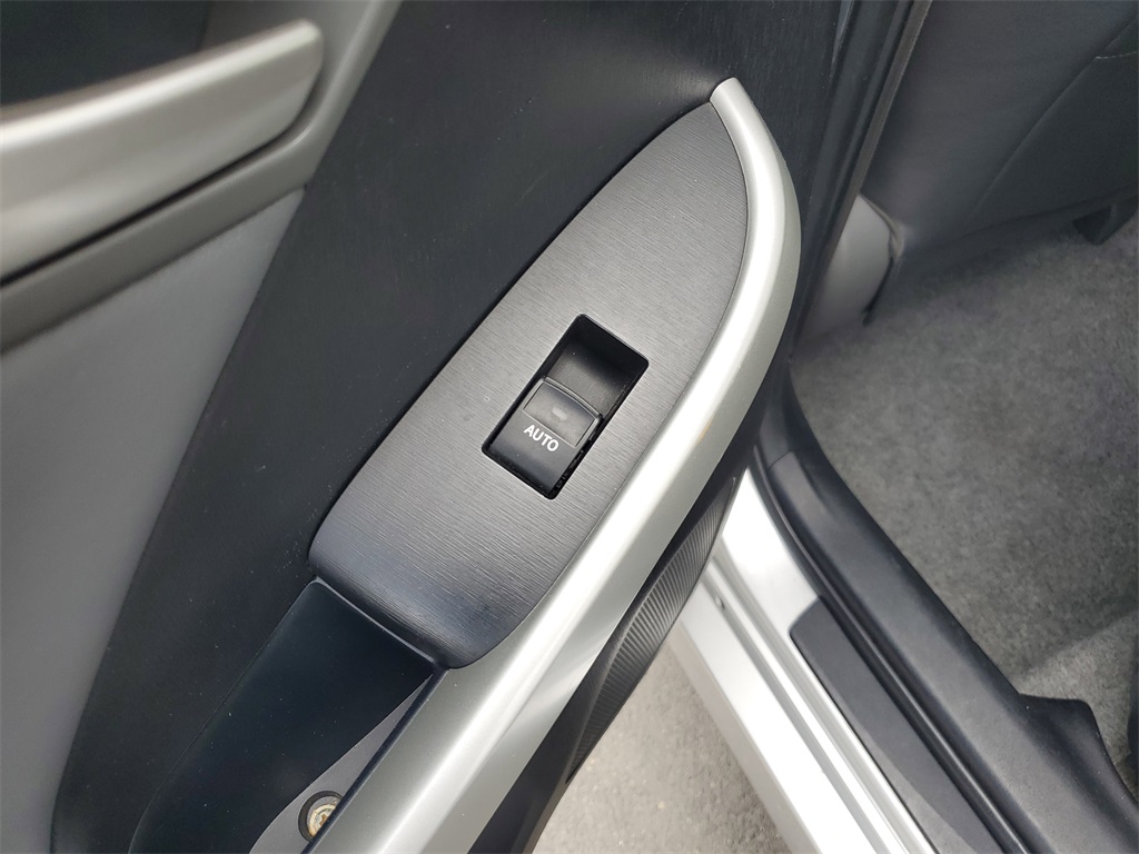 Vehicle image 13 of 28
