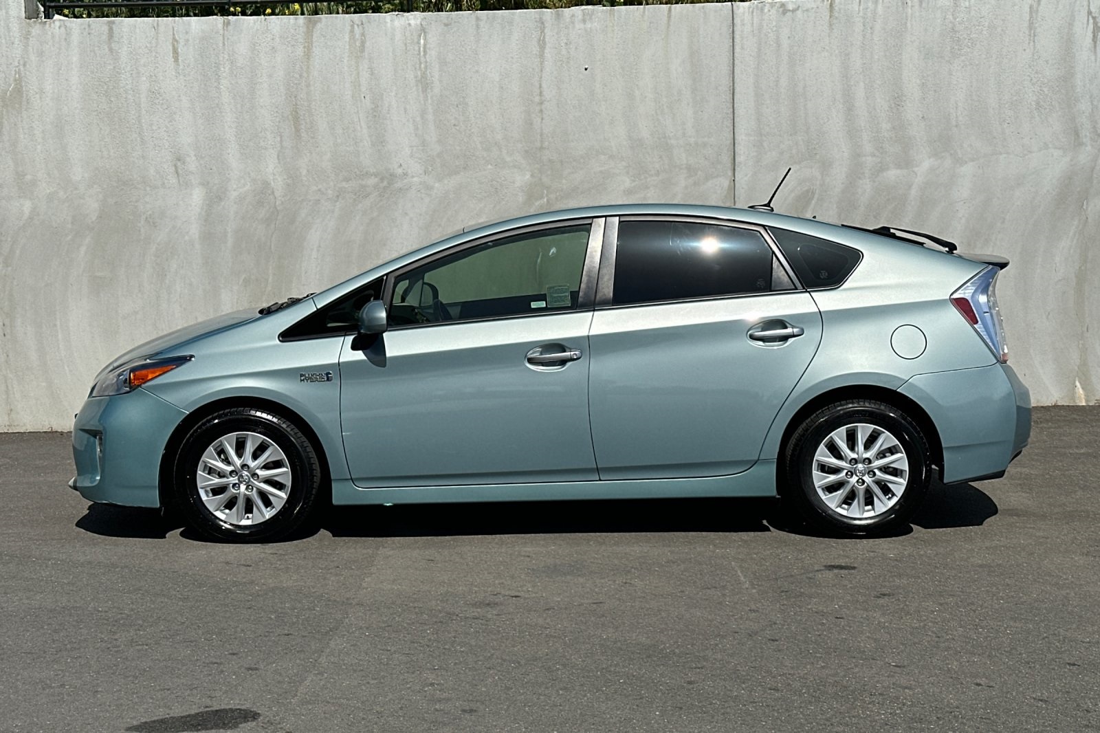 Vehicle image 2 of 32
