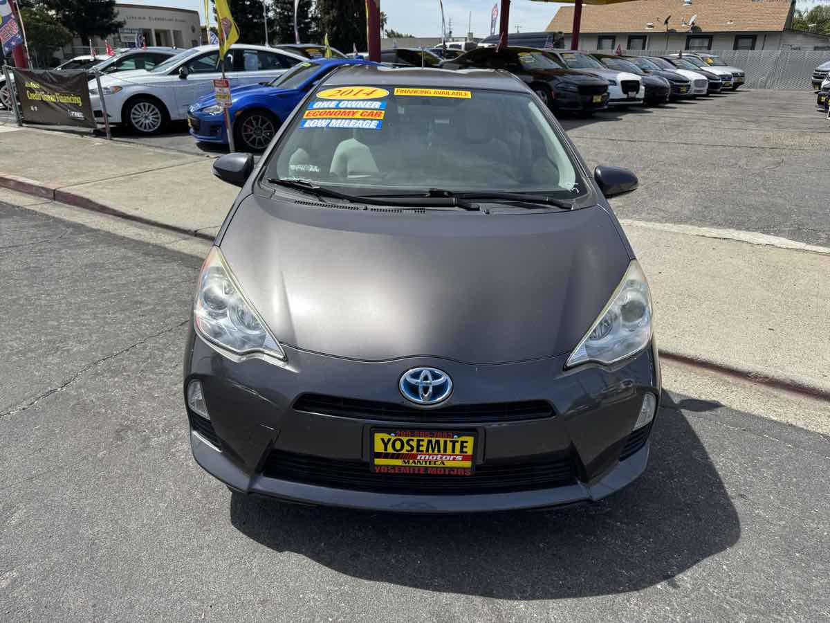 2014 Toyota Prius c One Image 2 of 16