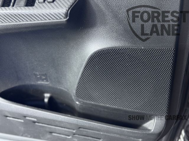 Vehicle image 33 of 40