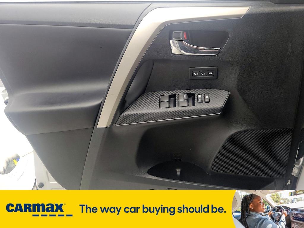 Vehicle image 21 of 29