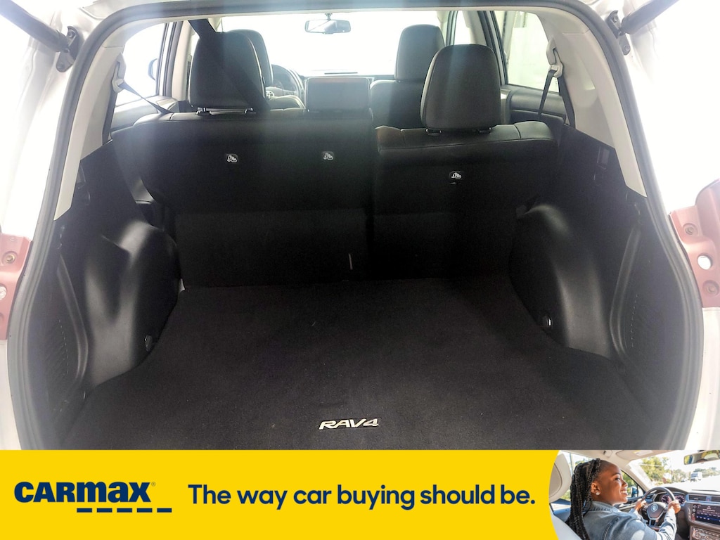 Vehicle image 10 of 29