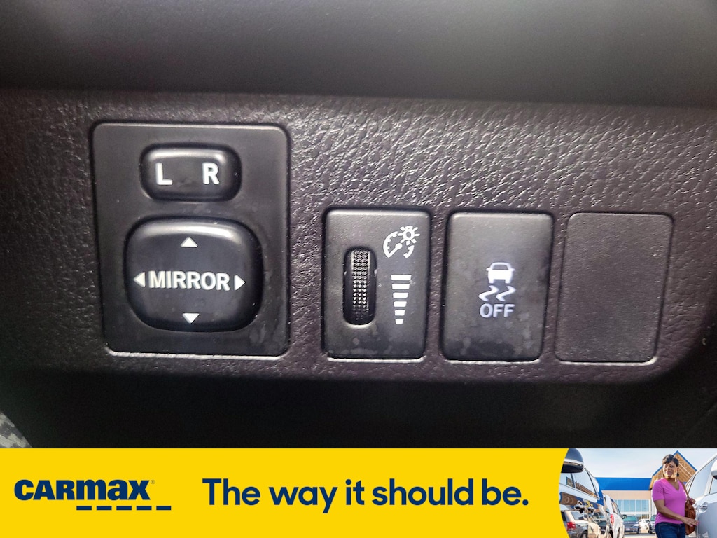 Vehicle image 23 of 29