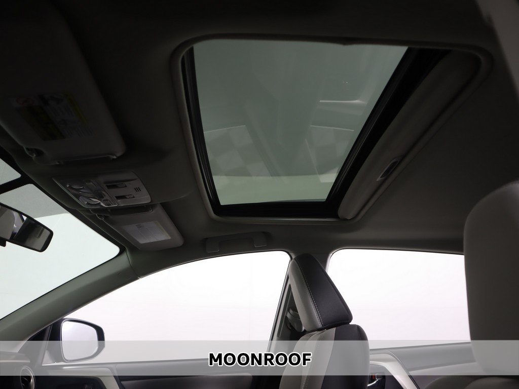 Vehicle image 33 of 37