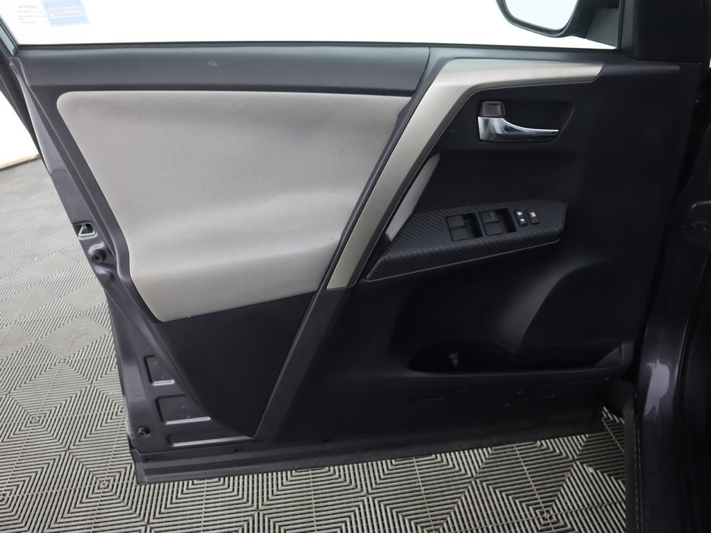 Vehicle image 25 of 37