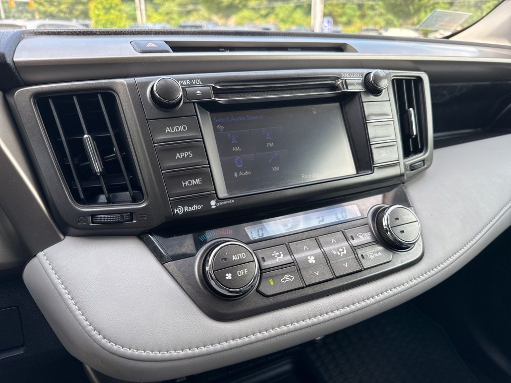 Vehicle image 21 of 24