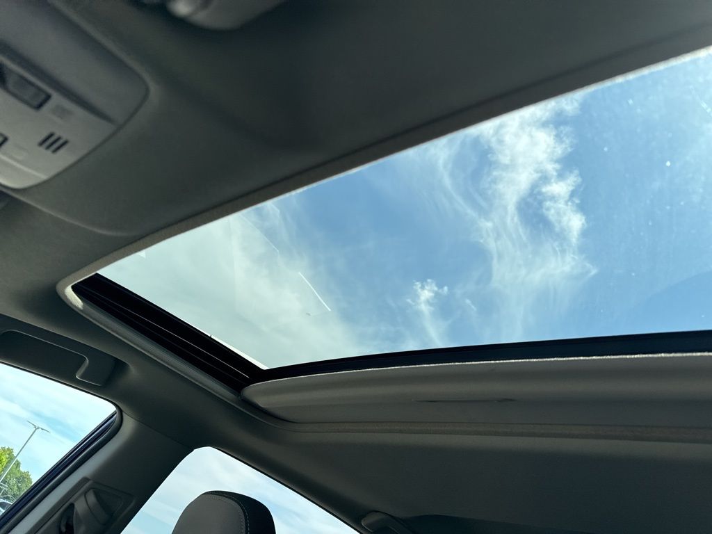 Vehicle image 18 of 24
