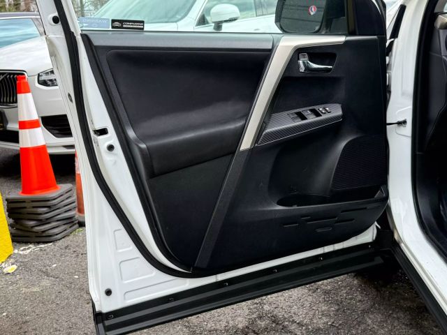 Vehicle image 7 of 30