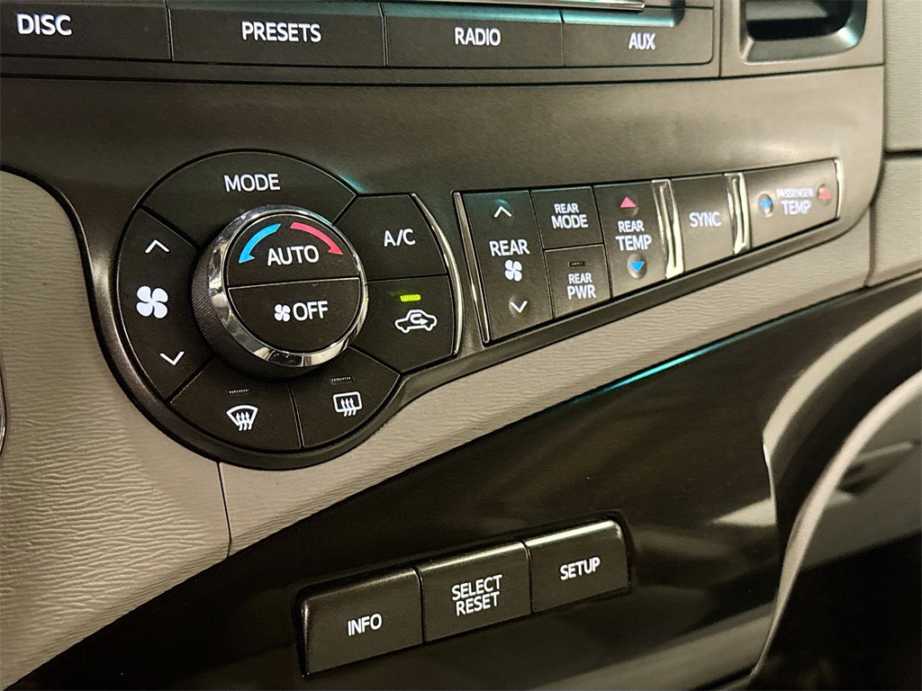 Vehicle image 14 of 31