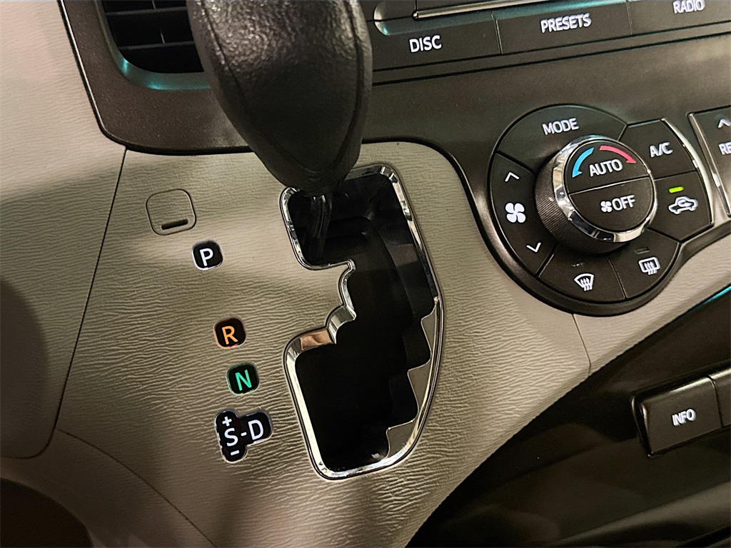 Vehicle image 15 of 31