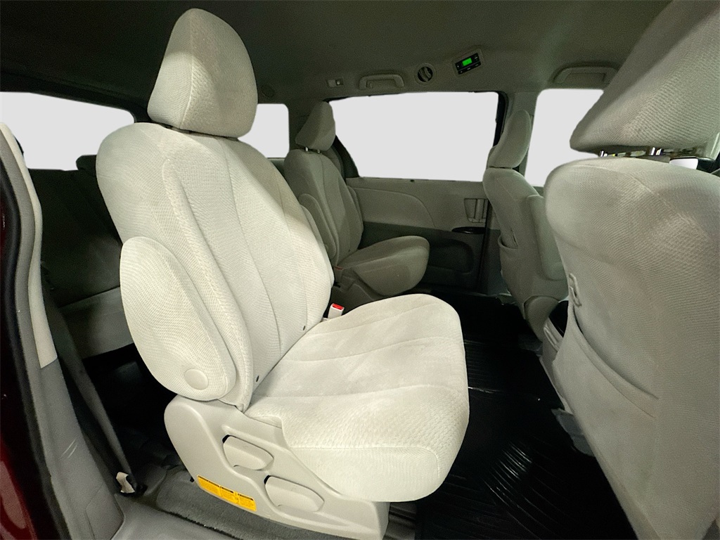 Vehicle image 25 of 31