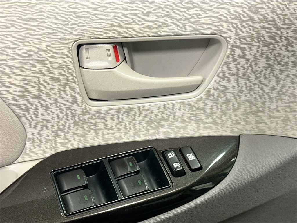 Vehicle image 16 of 31