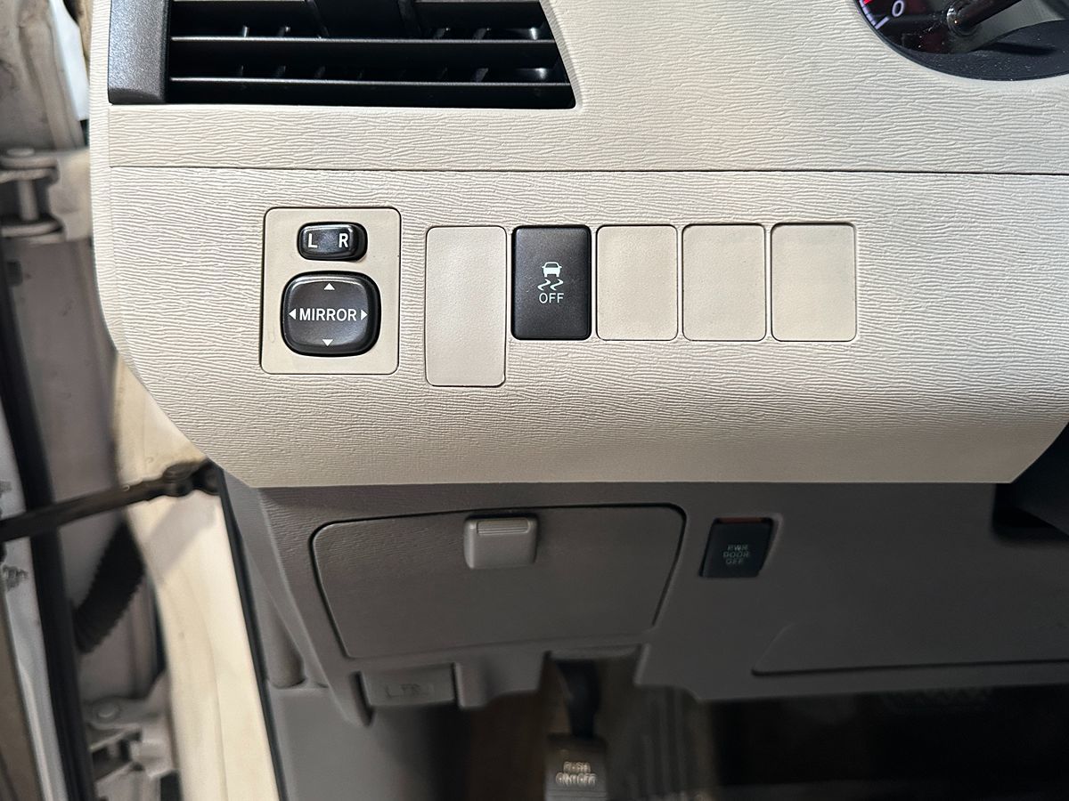 Vehicle image 17 of 28