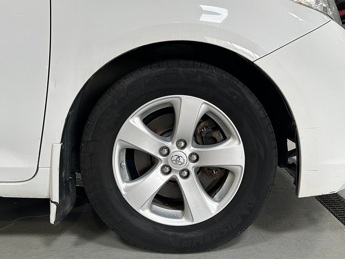Vehicle image 14 of 28