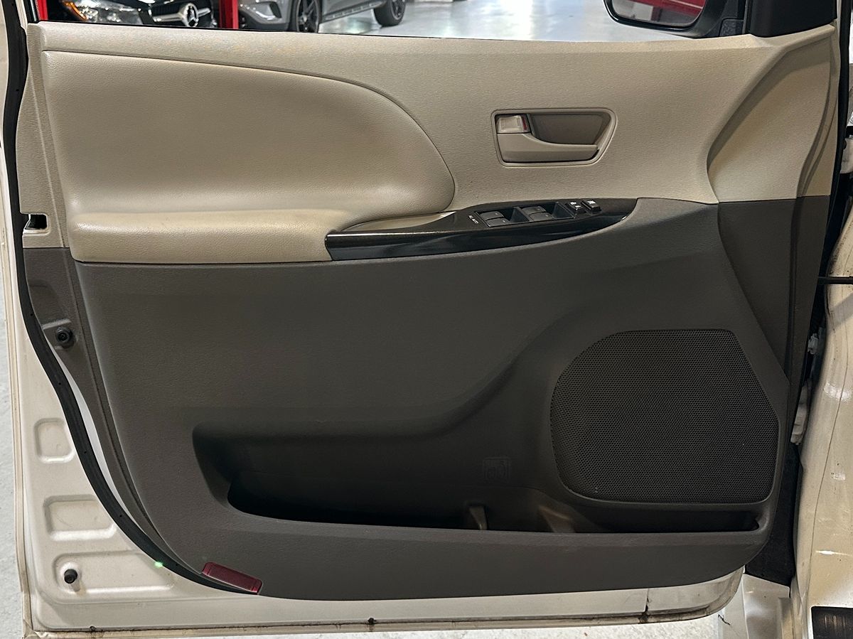 Vehicle image 15 of 28