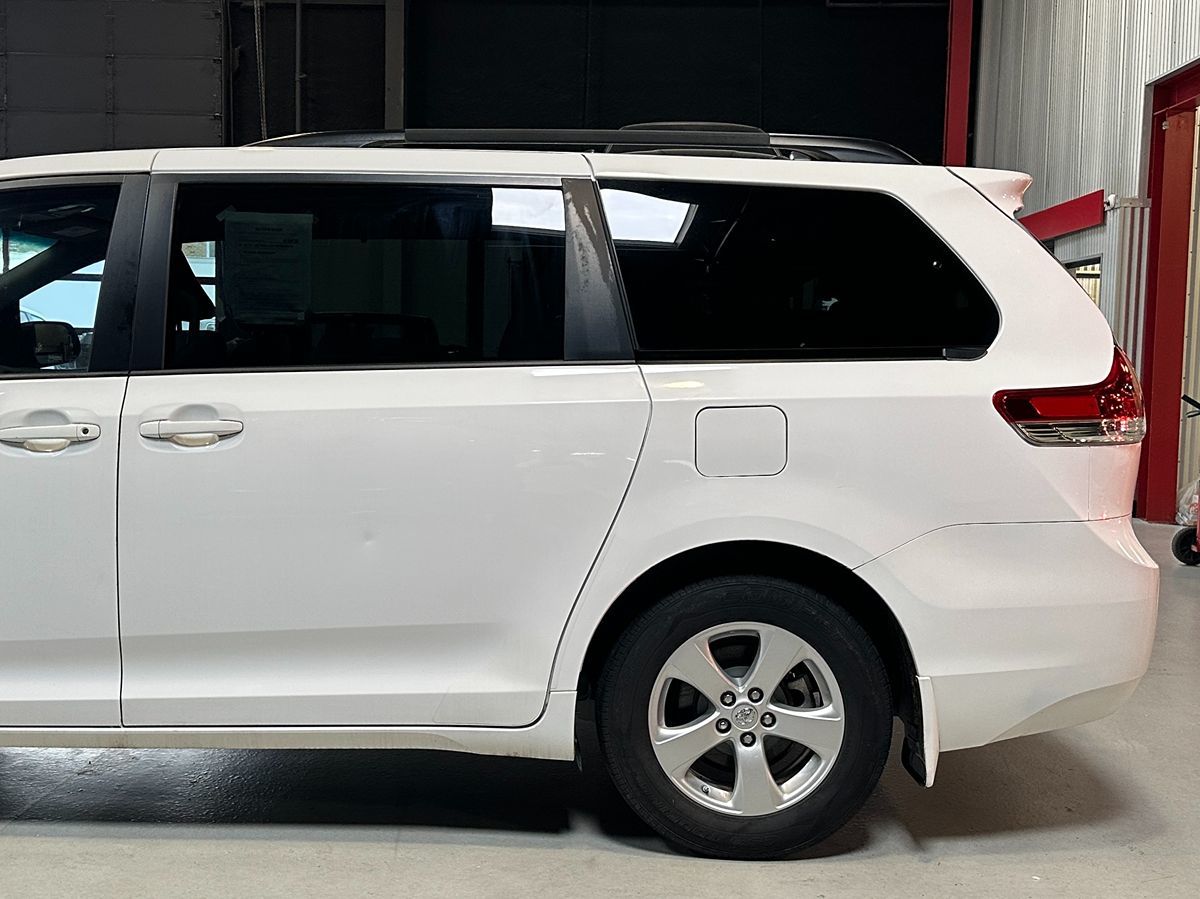 Vehicle image 9 of 28