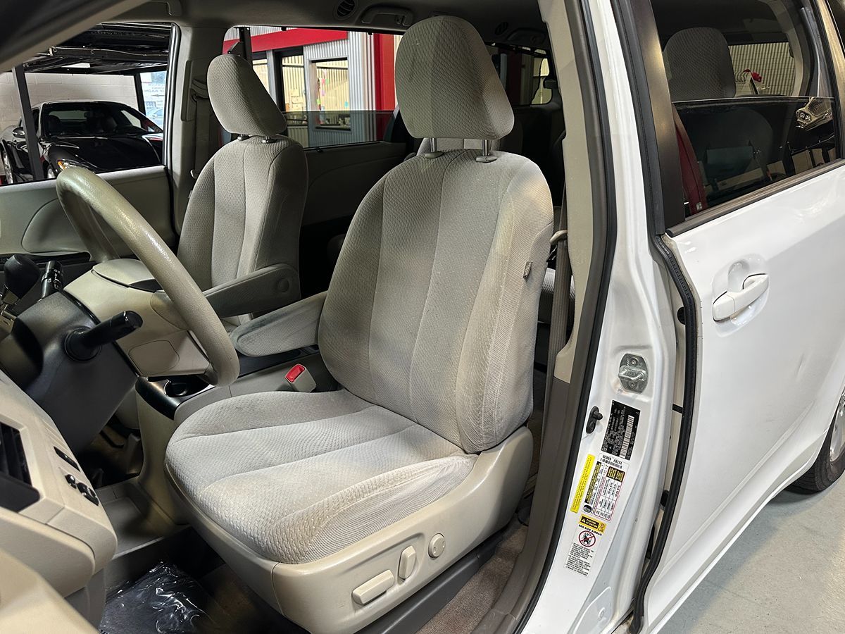 Vehicle image 16 of 28