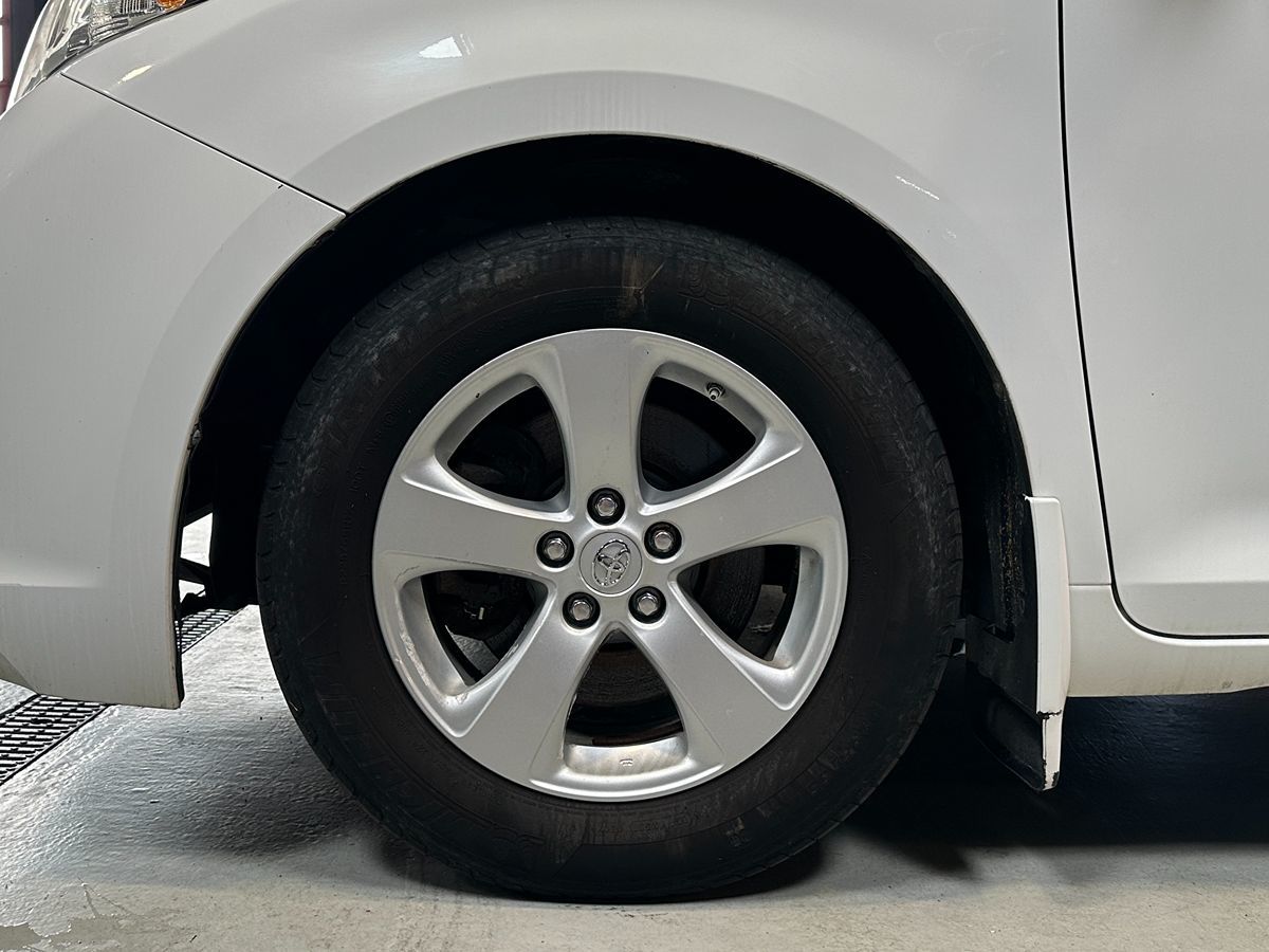 Vehicle image 11 of 28