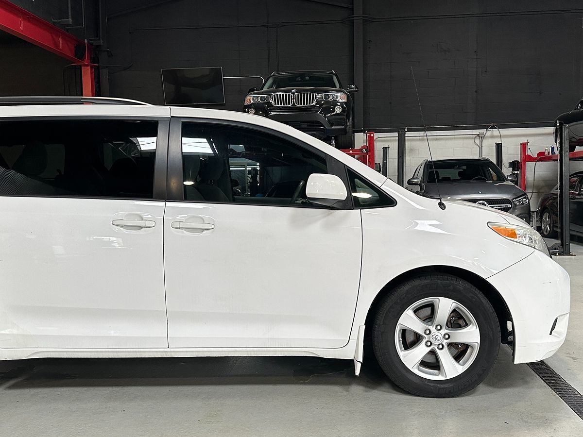 Vehicle image 7 of 28