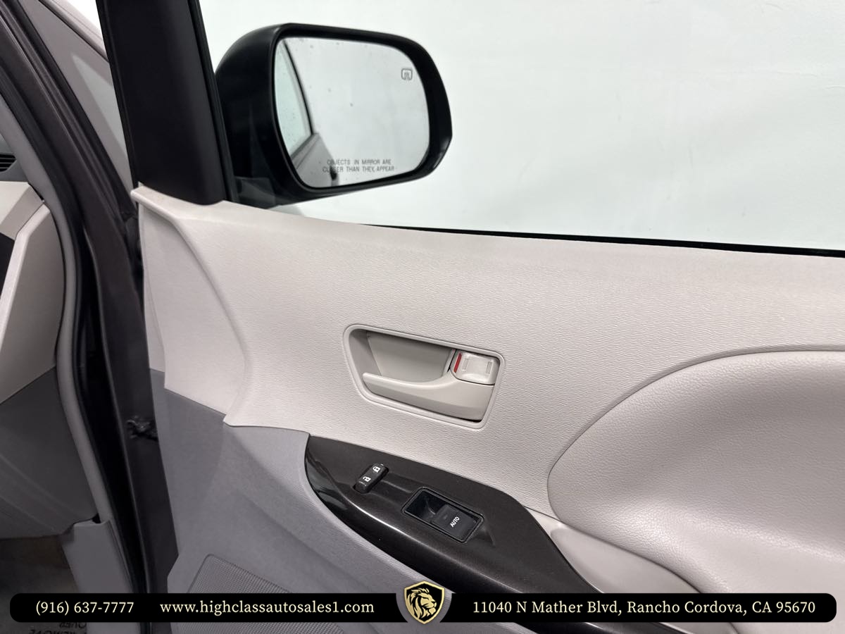 Vehicle image 33 of 63