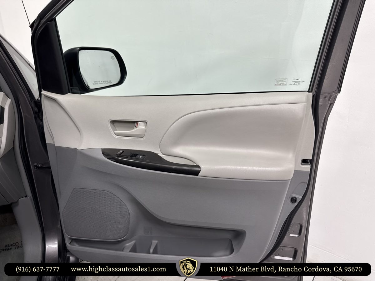 Vehicle image 32 of 63
