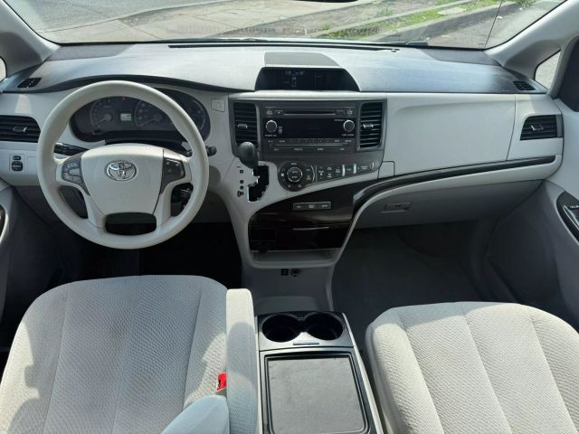 Vehicle image 31 of 33