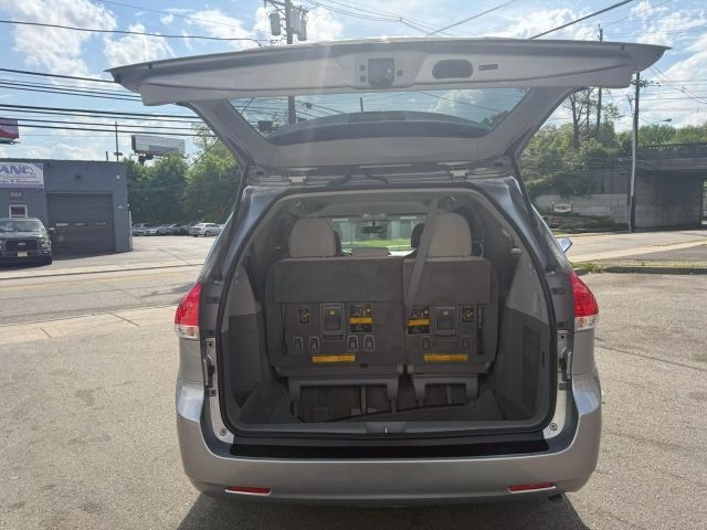 Vehicle image 29 of 33