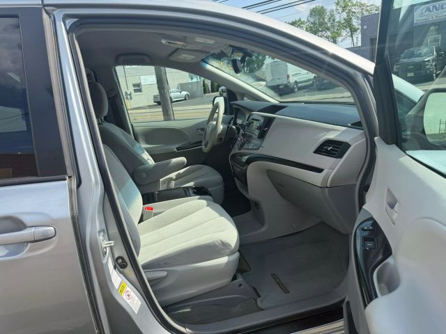 Vehicle image 26 of 33