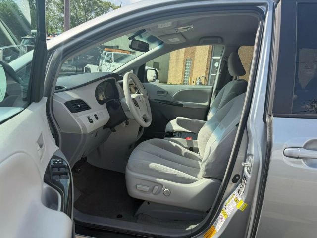 Vehicle image 24 of 33