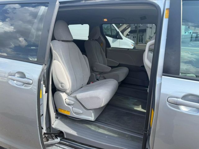 Vehicle image 28 of 33
