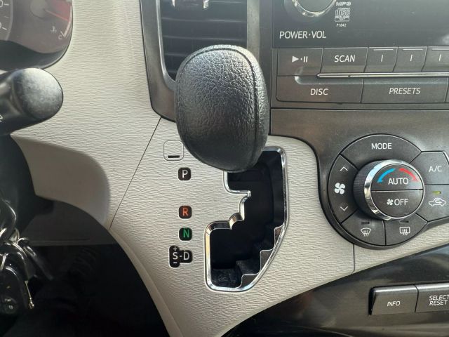 Vehicle image 17 of 33