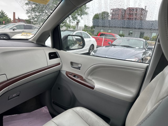 Vehicle image 21 of 39