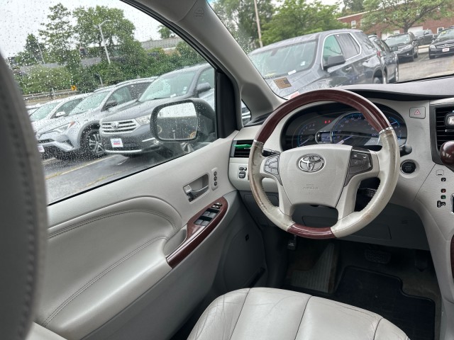 Vehicle image 17 of 39