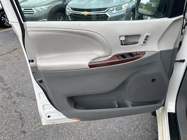 Vehicle image 27 of 39
