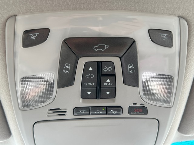 Vehicle image 33 of 39