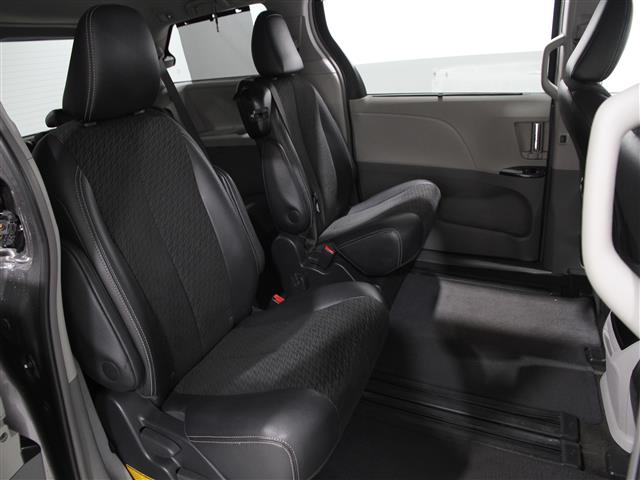 Vehicle image 19 of 24