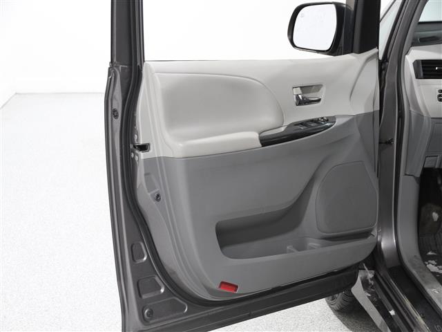 Vehicle image 4 of 24