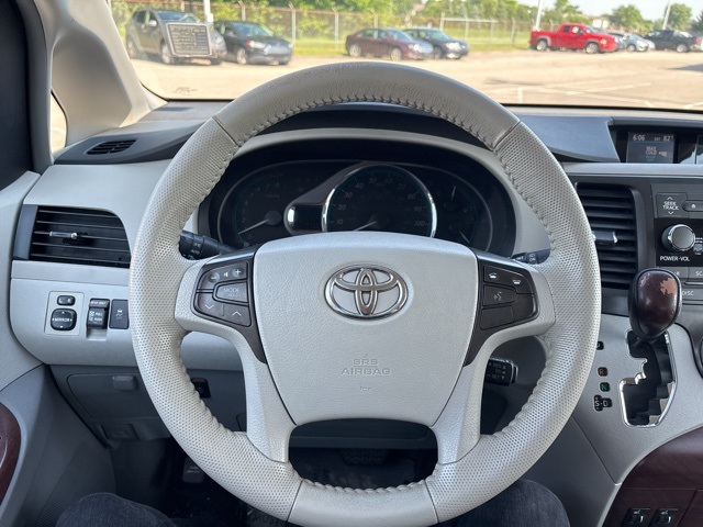 Vehicle image 26 of 32