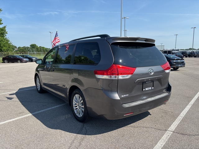 Vehicle image 8 of 32