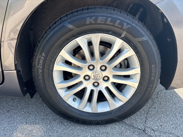 Vehicle image 10 of 32