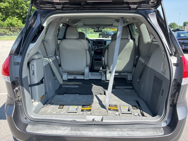 Vehicle image 11 of 32