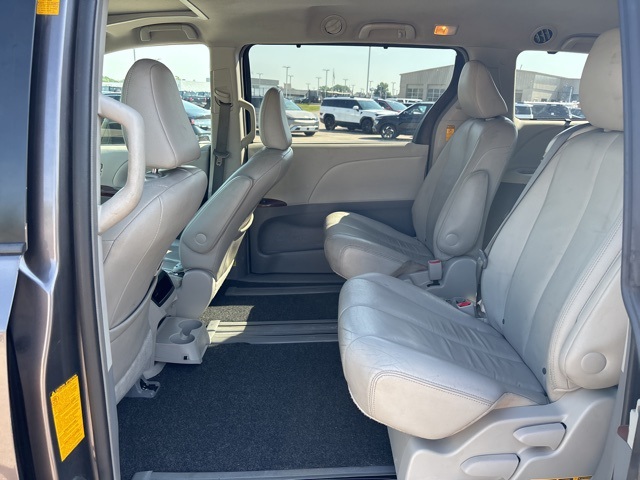 Vehicle image 12 of 32