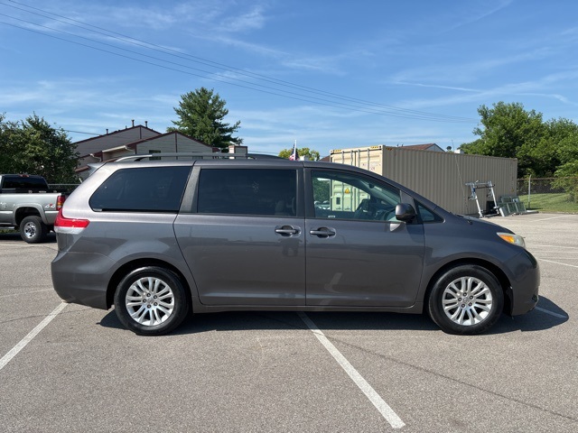 Vehicle image 5 of 32