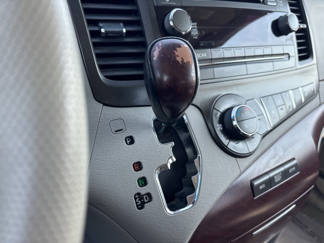 Vehicle image 21 of 32
