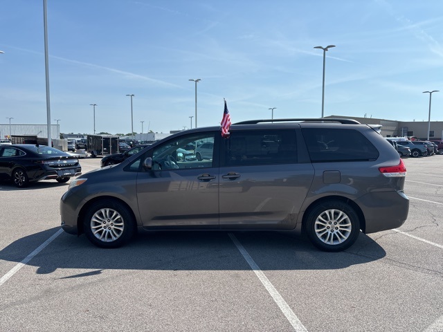 Vehicle image 9 of 32