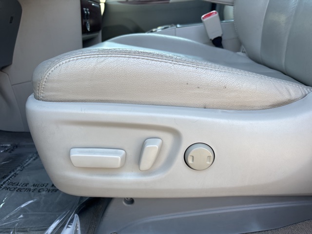 Vehicle image 25 of 32