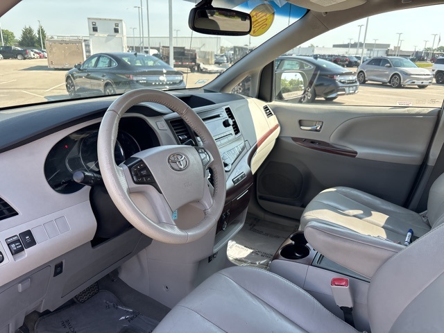 Vehicle image 13 of 32